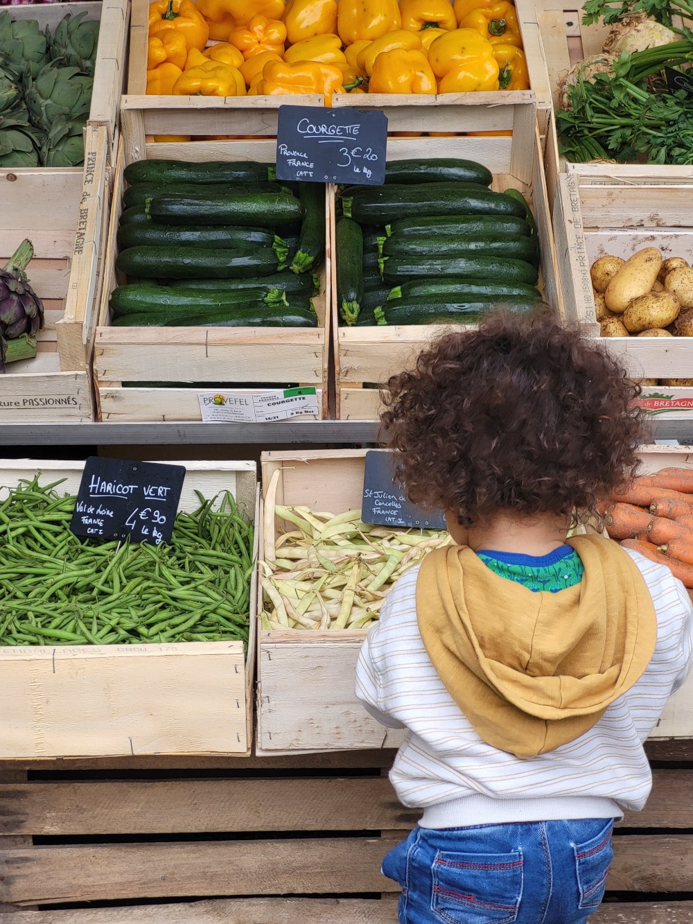 Siloë devant les légumes